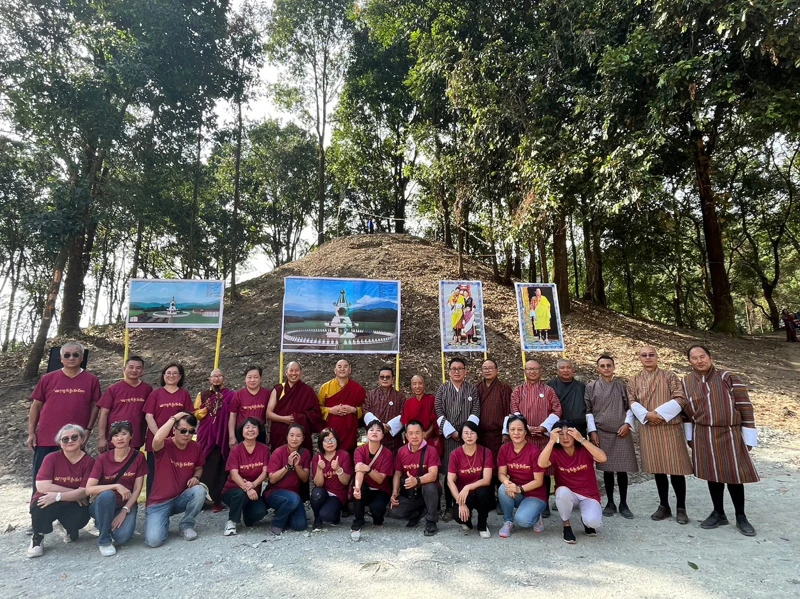 由上師噶瑪旺秋．羅本勘布與貝瑪光明佛學會共同推動的「世界和平佛塔」興建工程，於不丹南部佛塔基地舉行動土典禮(112.10.24)